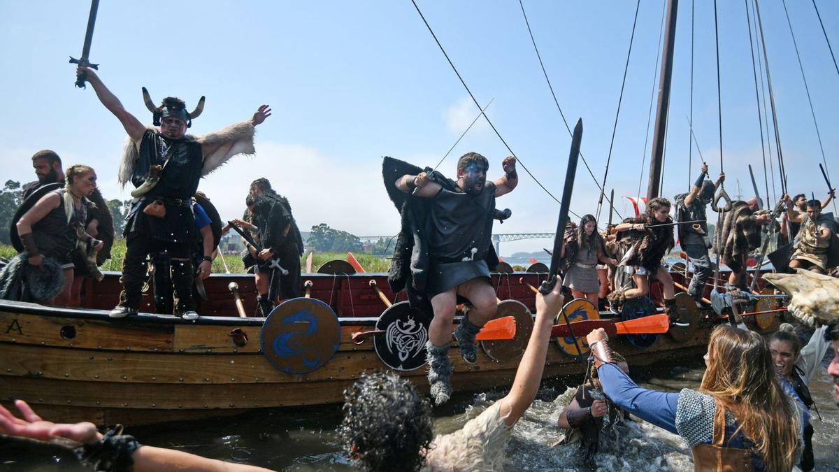 El salto de los vikingos. A la izquierda, uno de losguerreros catoirenses más veteranos, que se lanza ante su hijo, con los brazos abiertos. 