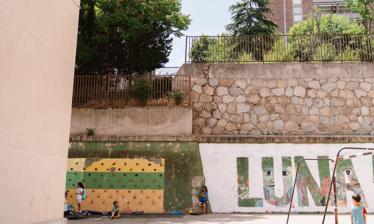 Grietas en el talud que rodea el patio y desconchones en la pintura del muro.