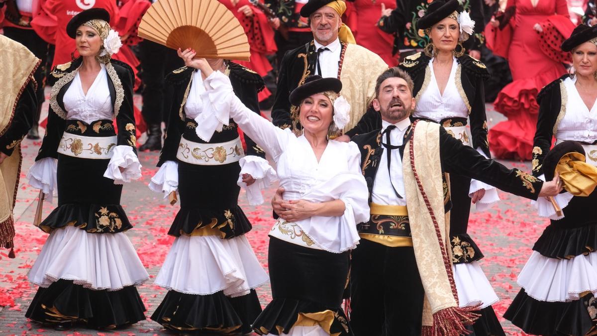 Una pareja de cabos de escuadra de la comparsa de Contrabandistas en La Entrada Cristiana.