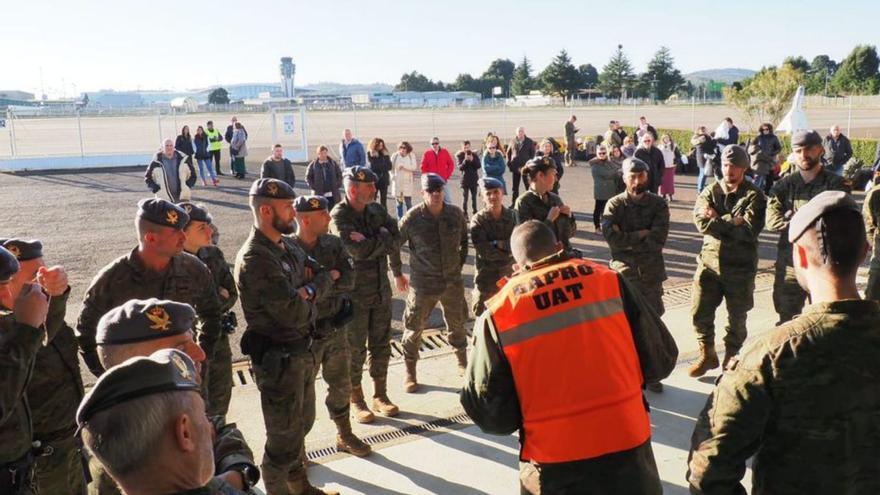 Despedida de los militares que parten a Eslovaquia.  | // BRILAT