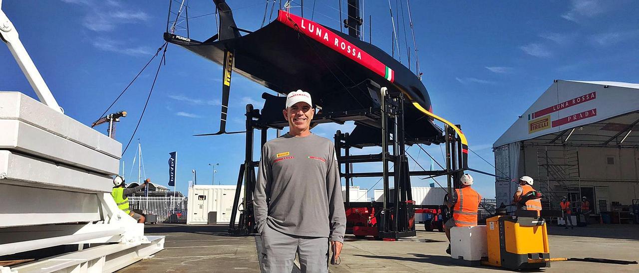 El mallorquín Miguel Sánchez Cuenca posa ante el Luna Rossa Pirelli Prada en el puerto de Auckland en Nueva Zelanda.