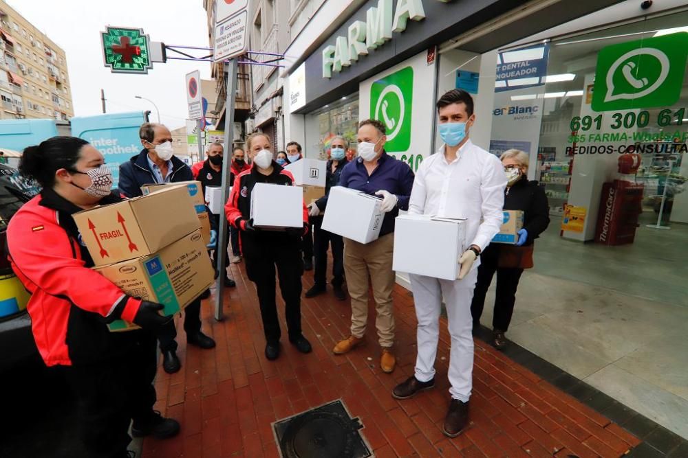 Reparto de mascarillas en Barriomar