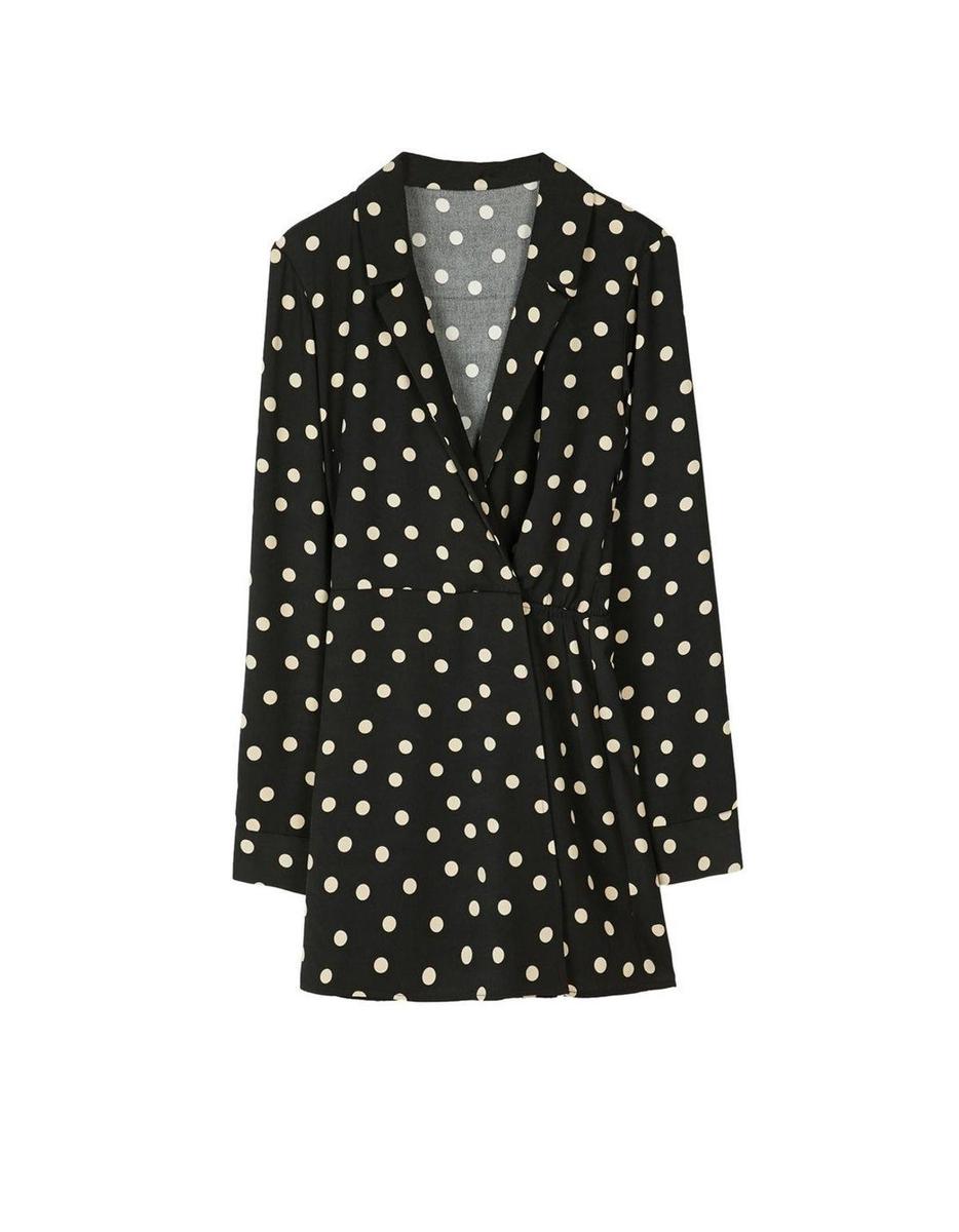 Mono blazer de lunares de Stradivarius. (Precio: 29, 99 euros)