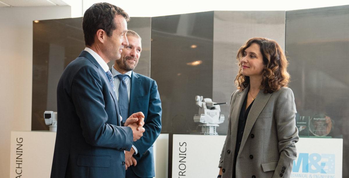 La presidenta madrileña, Isabel Díaz Ayuso, con los hermanos Ángel y Javier Escfibano en una visita a la planta de la firma de armamento en octubre de 2024