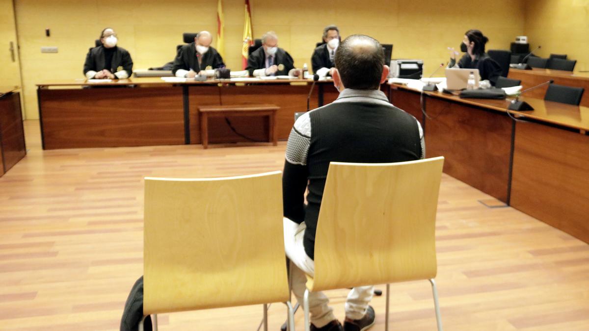 D&#039;esquenes, l&#039;encarregat d&#039;un club nocturn de Puigcerdà acusat de violar una extreballadora