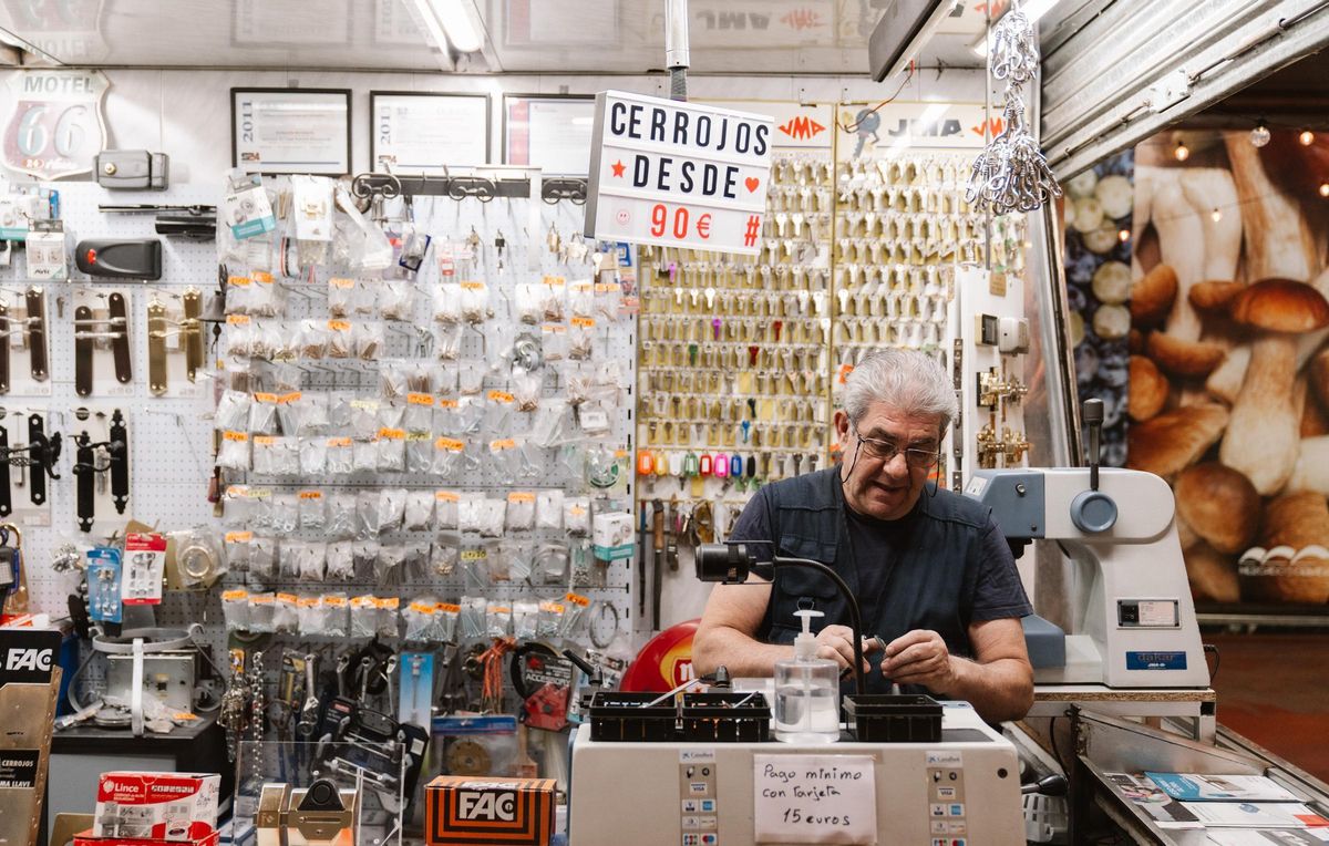 Un cerrajero en el Mercado de la Cebada de Madrid.