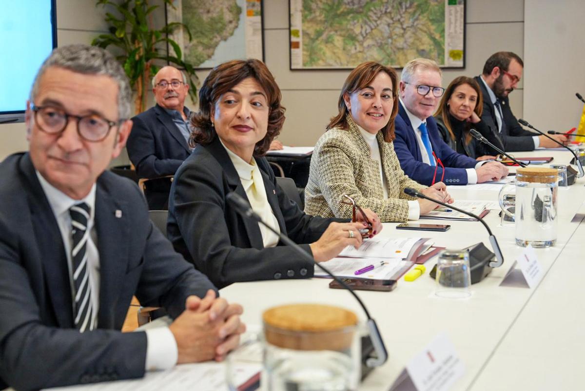 La parte catalana de la comisión bilateral de infraestructuras, con la consellera de Territori, Sílvia Paneque, en el centro de la imagen.