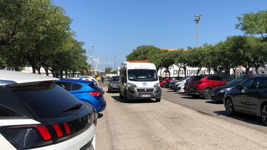 La ambulancia se marcha de Paterna para llevar a Piccini al hospital.