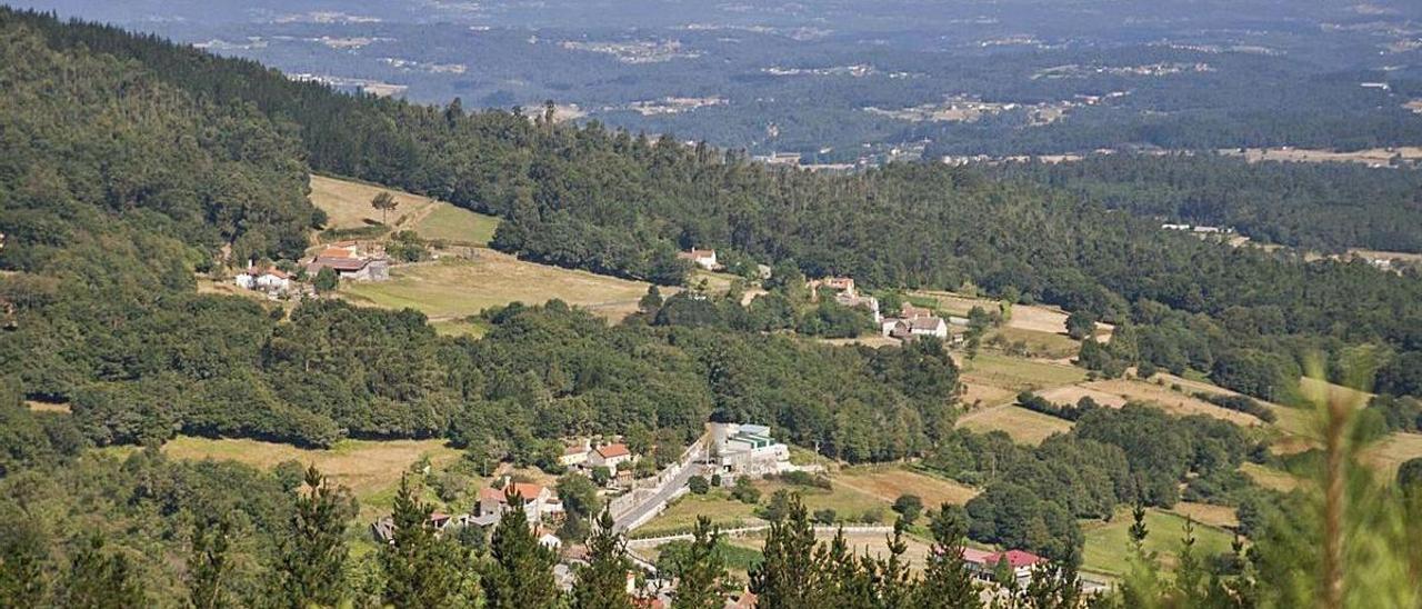 Vista de Piñeiro, A Brea y Golfariz tomada desde Santa Susana, monte afectado por Afrende. |  // BERNABÉ / A.A.