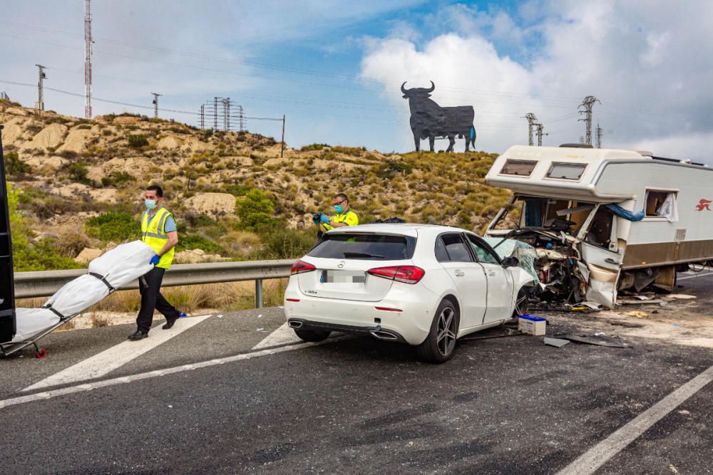 Un coche y una autocaravana han chocado a la altura de la venta Lanuza y la carretera ha sido cortada.