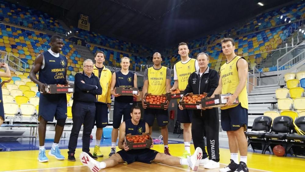 Jugadores del Granca con tomates de La Aldea