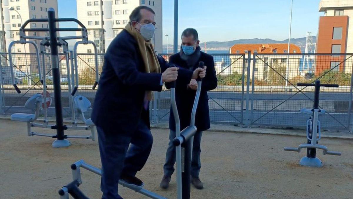 Un gimnasio al aire libre en Mestre Chané. Vigo ya presume de un nuevo parque biosaludable en la calle Mestre Chané, junto a la Vía Verde. Es el número 73 en toda la ciudad, según concretó el alcalde, Abel Caballero, que se encargó de inaugurarlo acompañado por el concejal Ángel Rivas. Esta nueva zona de deporte al aire libre se hizo realidad tras una inversión de 20.805 euros.