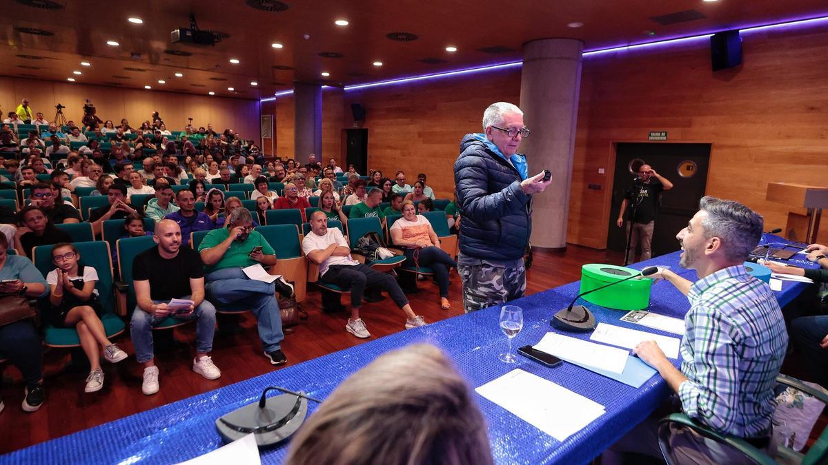 Aspecto del sorteo del orden de actuación de los grupos del Carnaval 2024 celebrado en CajaSiete.