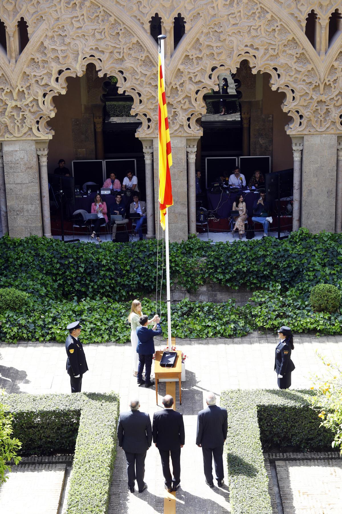 Izado de la bandera de Aragón, en el Patio de los Naranjos del Palacio de La Aljafería.