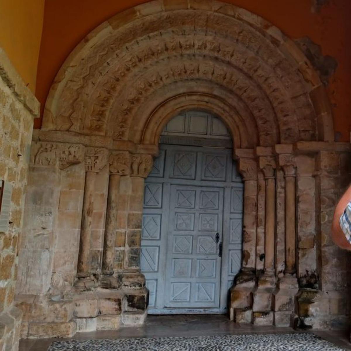 Las escenas del «cómic» en piedra de los capiteles de la iglesia de San Pedro, con los besos en los dos primeros desde la izquierda. A la derecha, vista general del templo y su entorno. En el círculo, la portada en la que pueden verse las figuras. | P. T.