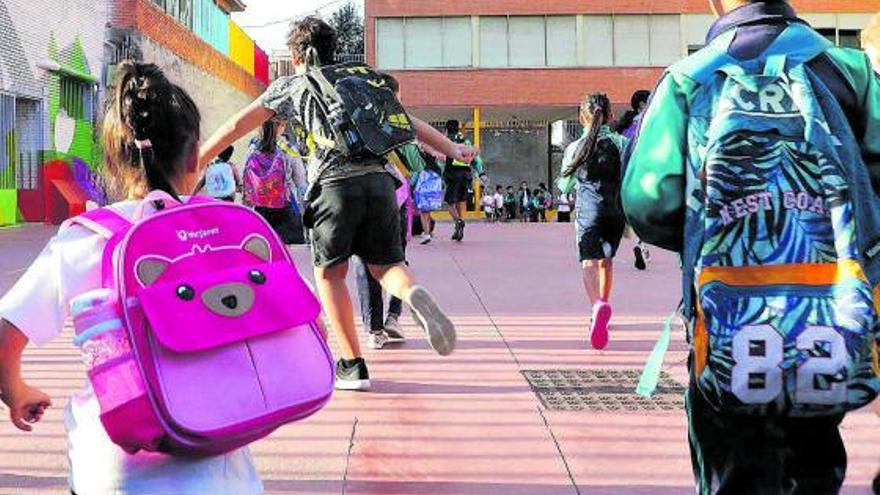 Niños acudiendo a su colegio, una estampa que se repetirá a partir del 11 de septiembre. |   // CRISTINA GALLARDO