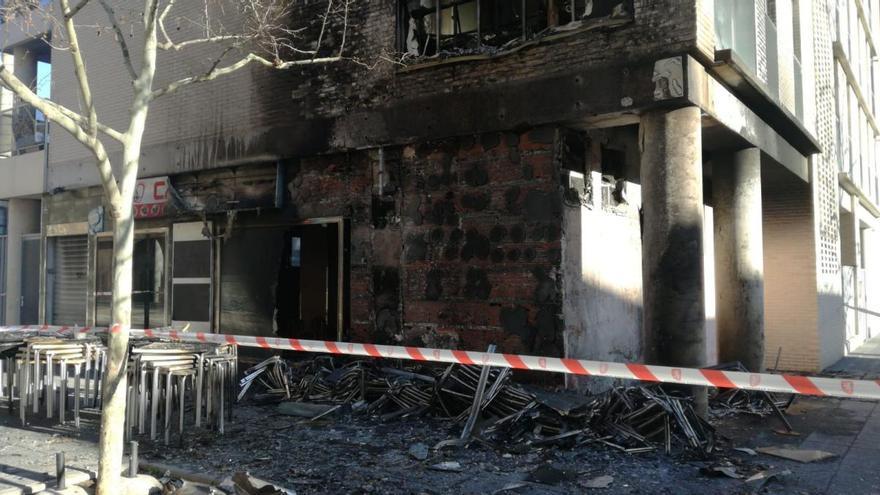 Dos atendidos e importantes daños en un inmueble tras el incendio de una moto