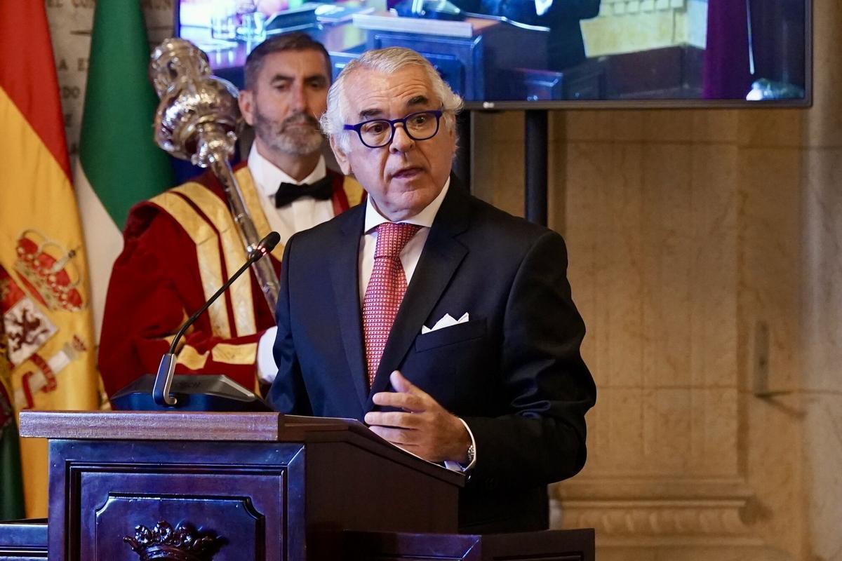 MLG 26-05-2025.-El alcalde de Málaga, Francisco de la Torre, preside el acto de entrega de la Medalla de la Ciudad y nombramiento de hijo predilecto al Ilustre Colegio Oficial de Médicos de la provincia de Málaga.