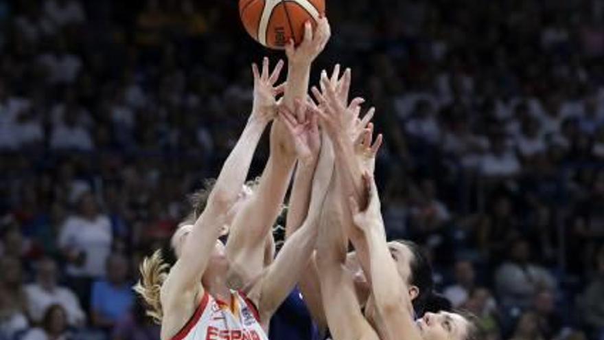 Jugadoras de España y Serbia luchan por un rebote, ayer, en la semifinal.