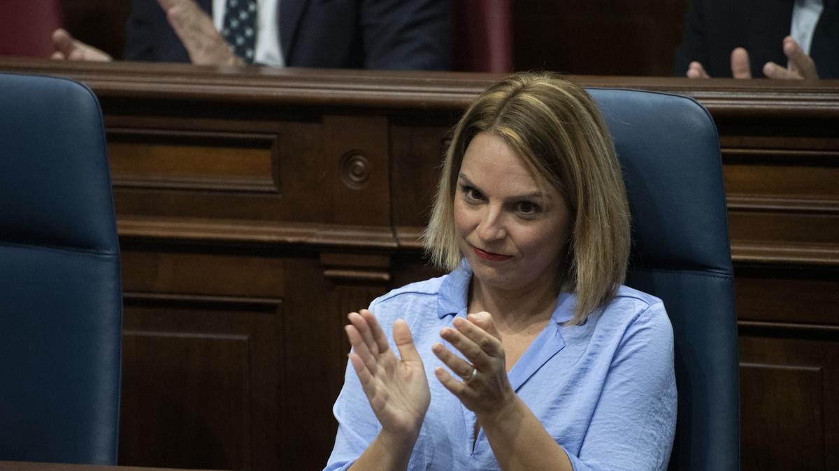 La consejera de Derechos Sociales del Gobierno Canario y presidenta de Podemos en Canarias, Noemí Santana Perera, durante una sesión plenaria en el Parlamento de Canarias, a 20 de diciembre de 2022, en Santa Cruz de Tenerife