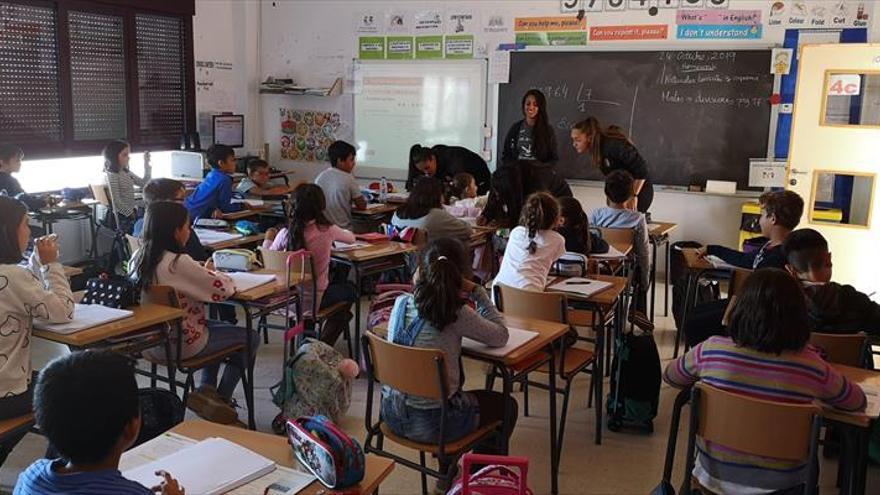 Cuatro jugadoras del Femenino Cáceres visitan el colegio Castra Caecilia