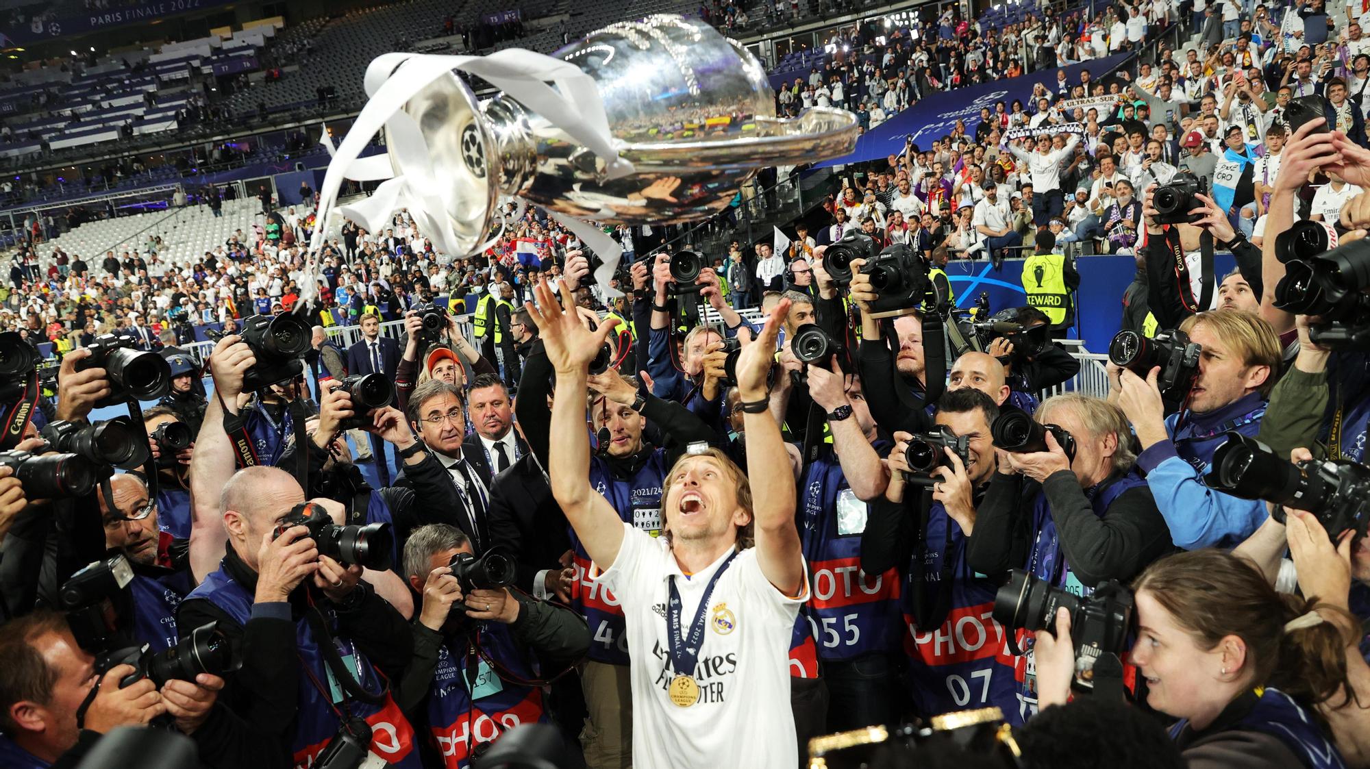 Luka Modric levanta la Champions que ganó con el Real Madrid hace unos meses.