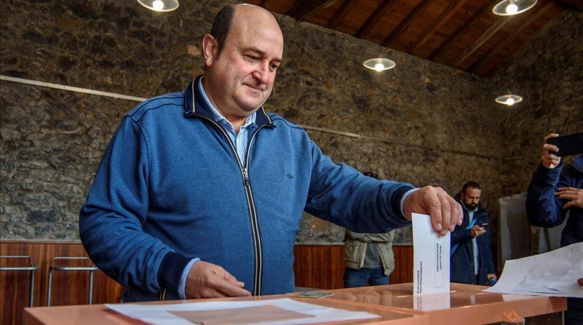 El presidente de la ejecutiva del PNV, Andoni Ortuzar, vota este domingo para las elecciones generales.