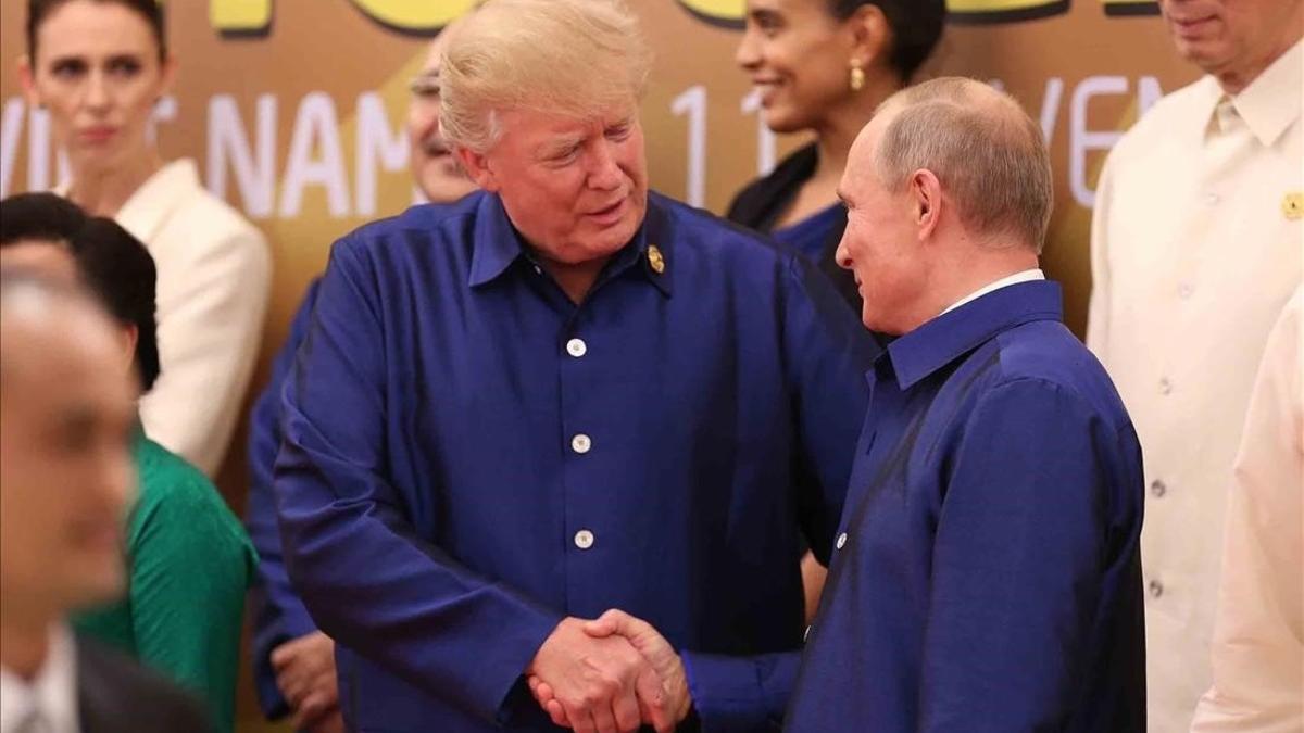jjubierre40888916 us president donald trump  l  shakes hands with russia s pre171110163620