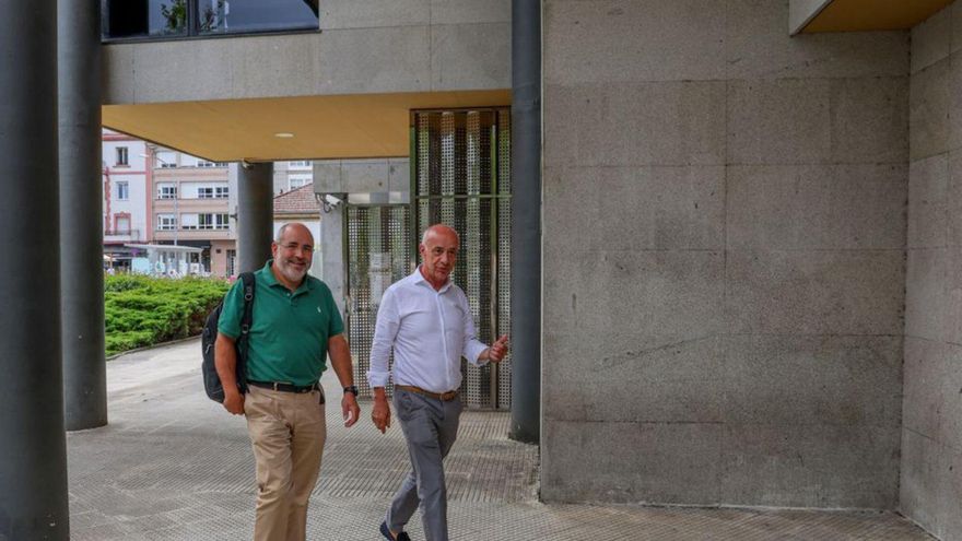 El regidor con su abogada a su llegada ayer al juzgado. | Iñaki Abella