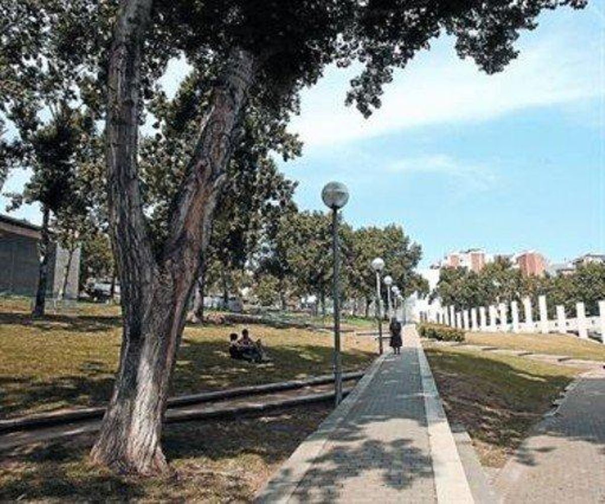 PARC DE LES AIGÜES Es tracta de la zona verda de més envergadura del Baix Guinardó i es prepara per a una reforma integral d’acord amb els canvis circumdants. PARC DE LES AIGÜES Es tracta de la zona verda de més envergadura del Baix Guinardó i es prepara per a una reforma integral d’acord amb els canvis circumdants.