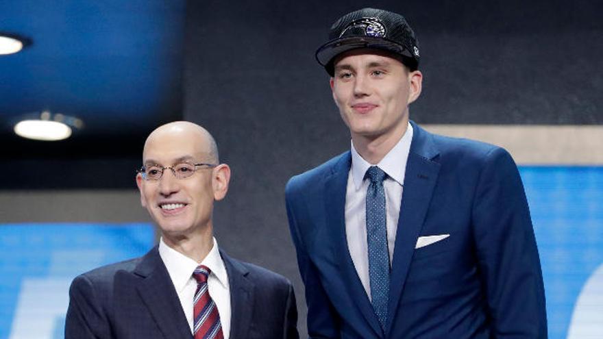 Anzejs Pasecniks, con Adam Silver tras ser elegido en el puesto 25 del Draft de la NBA.