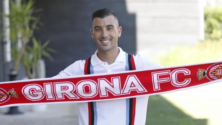 Borja García amb una bufanda del Girona FC