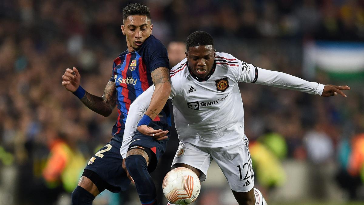 Raphinha y Malacia, durante el Barça-Manchester United