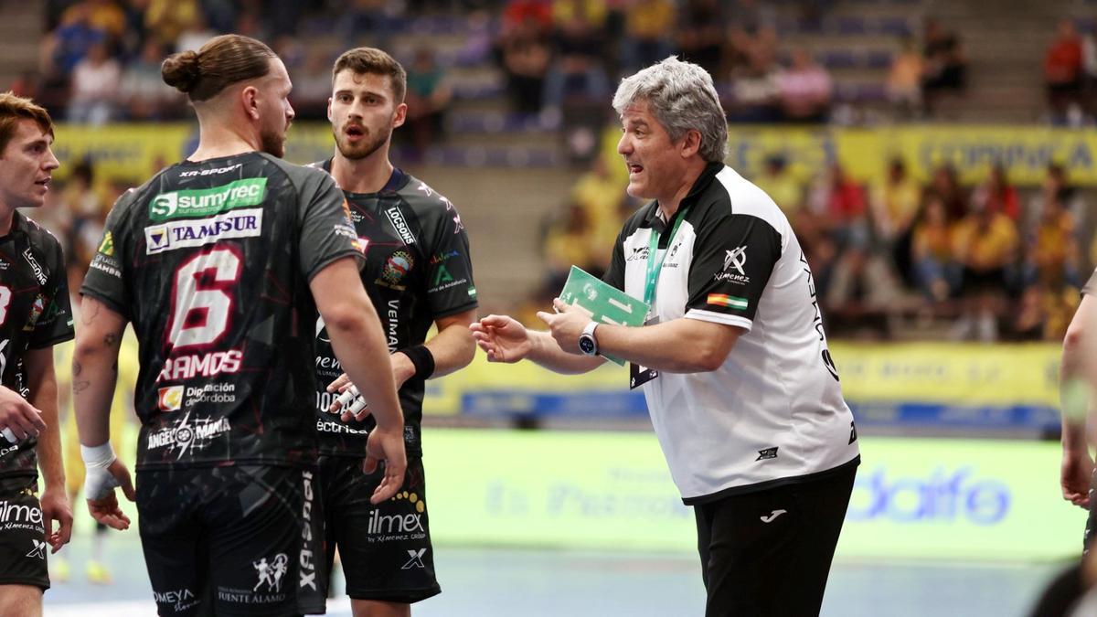 Paco Bustos da instrucciones a sus jugadores.