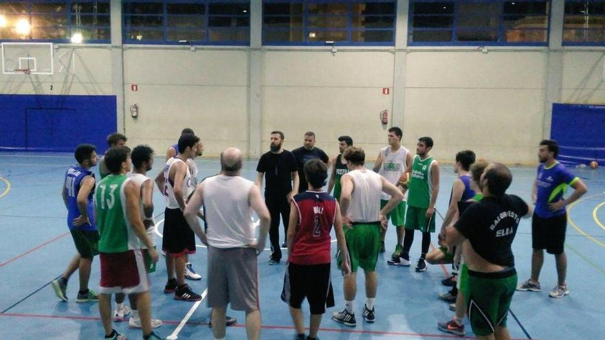 El sénior masculino continúa sus entrenamientos.