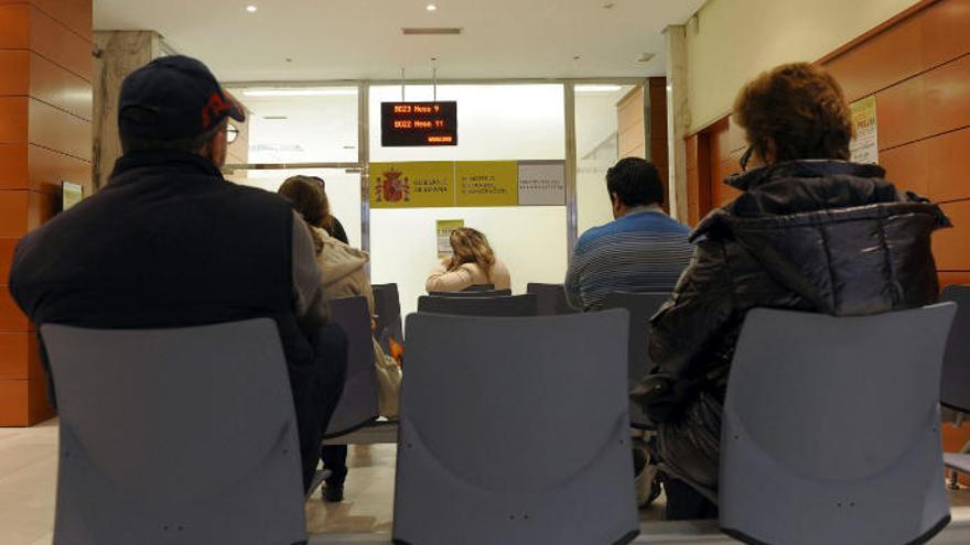 Un 21% de la población activa de Canarias -237.000 personas- busca trabajo sin éxito, según la última EPA.