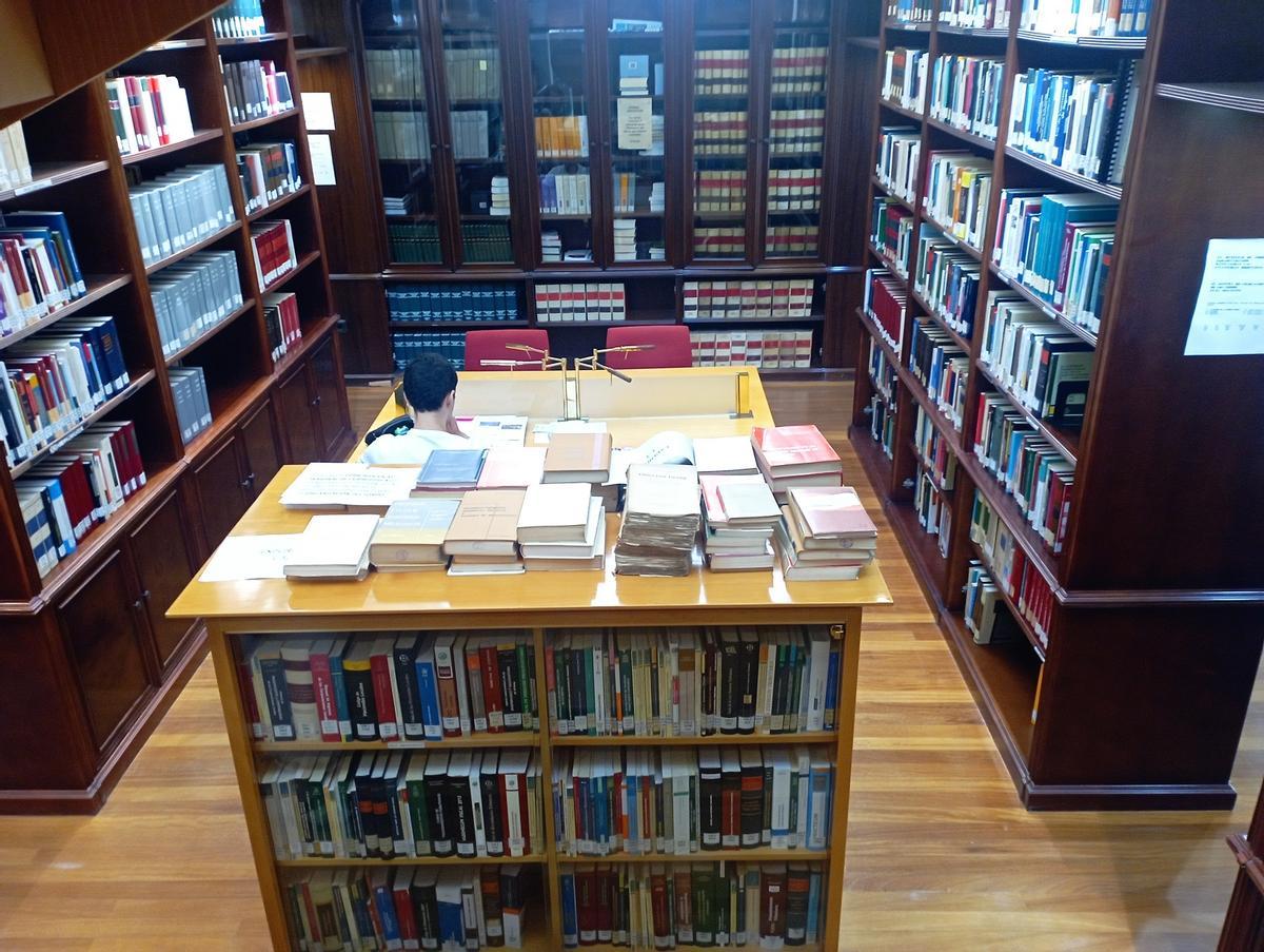 Sala de consulta en el fondo moderno de la biblioteca.