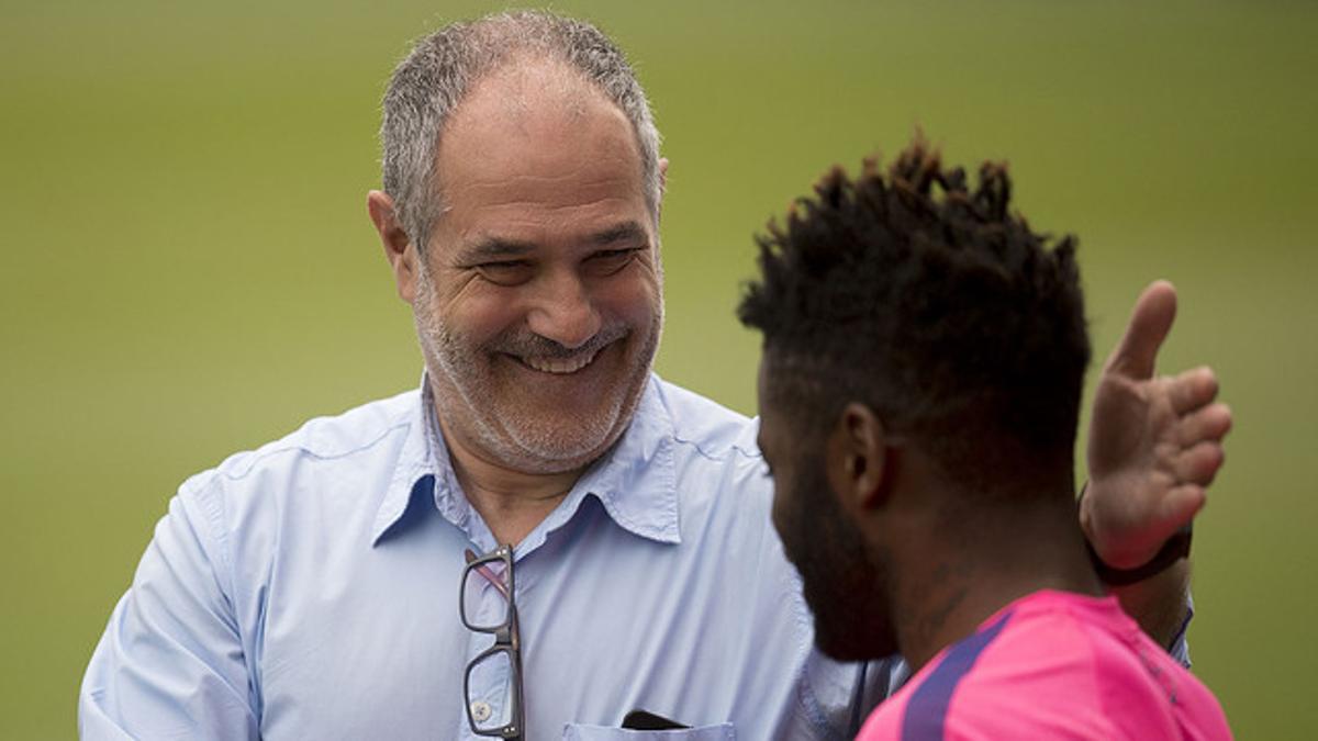 Zubizarreta saluda a Song, antes del entrenamiento en la ciudad deportiva