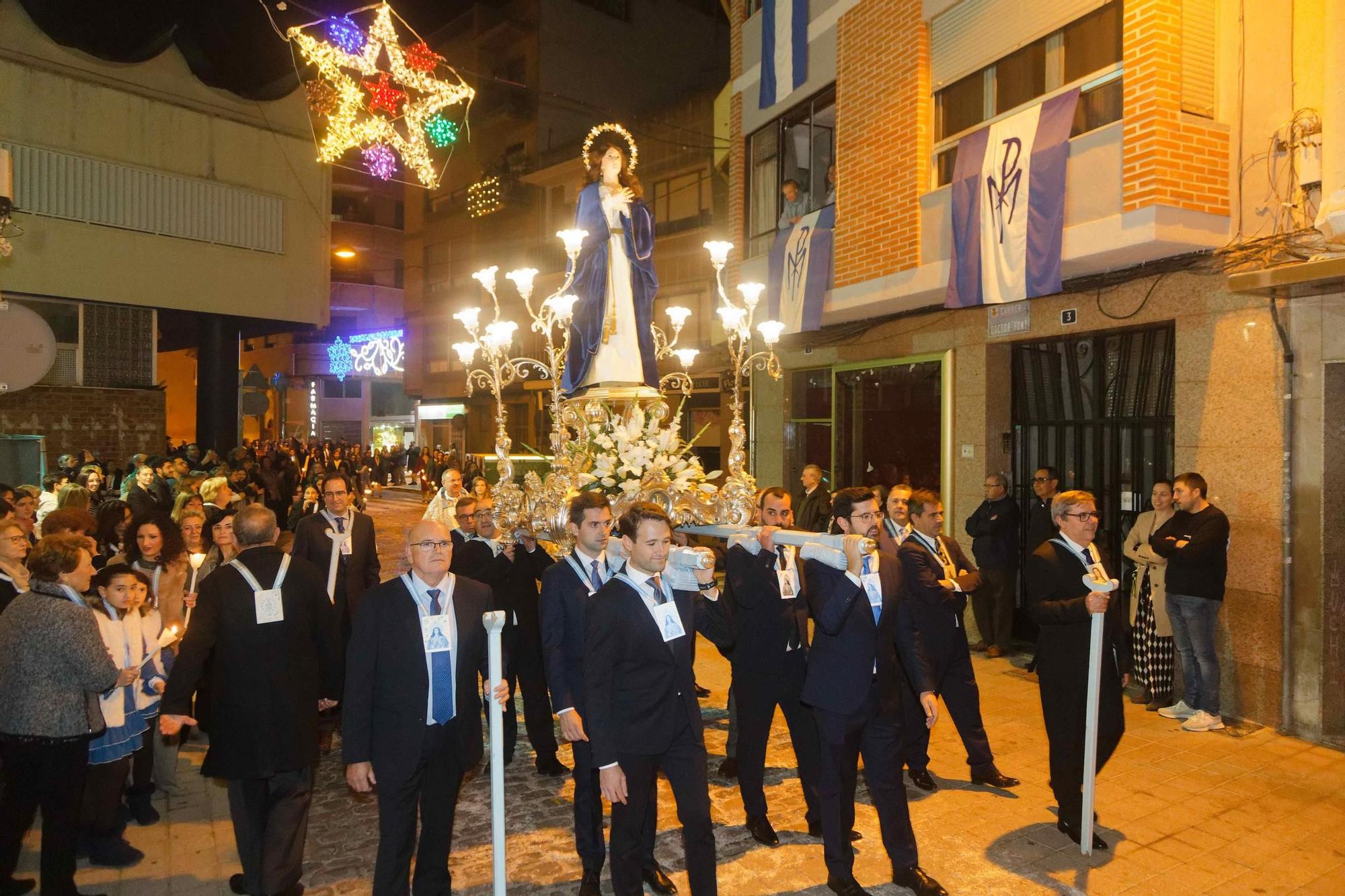 La purisimeras se vuelcan en Vila-real en la popular Festa de les Casades