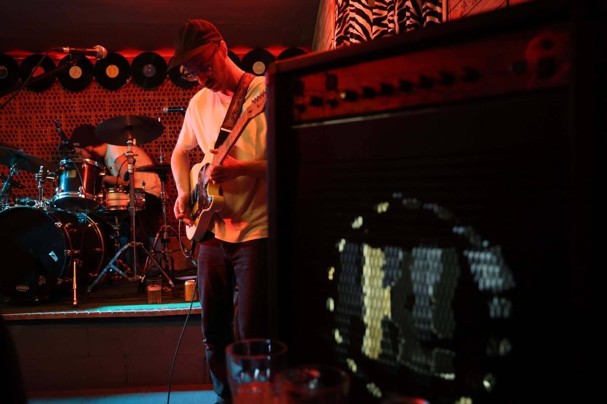 cambados sala conciertos krazzy kray concerto de loiros virxilio da silva guitarra e voz camiseta blanca e gorra
