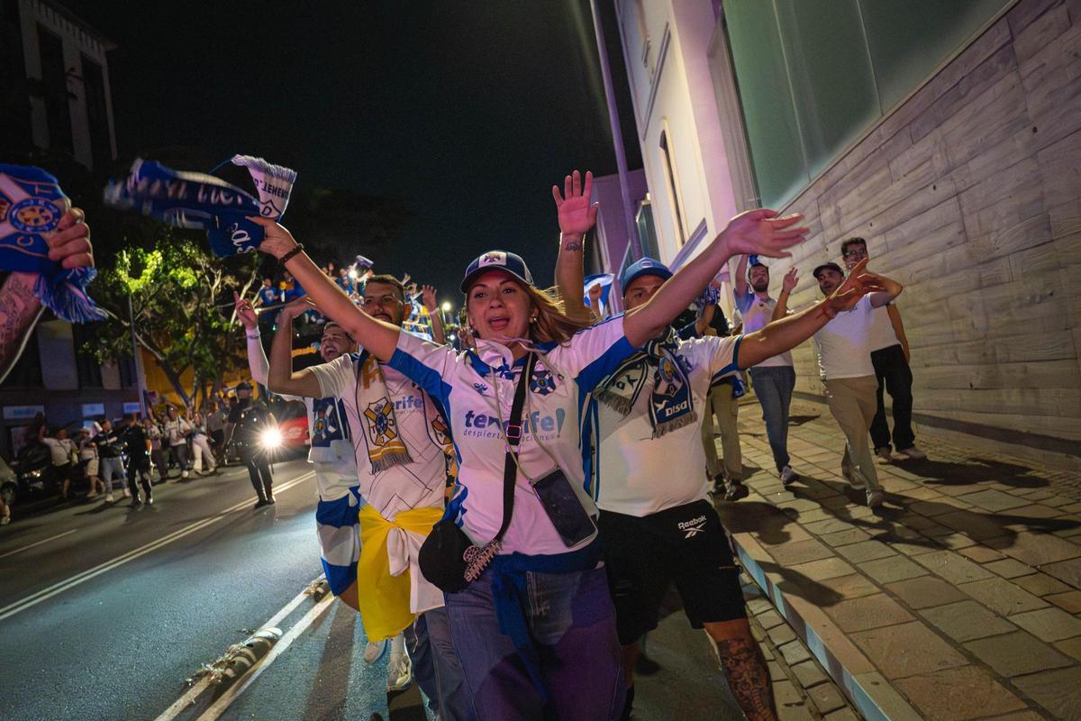 La plantilla del CD Tenerife llega al Cabildo para celebrar el ascenso con la afición blanquiazul La plantilla del CD Tenerife llega al Cabildo para celebrar el ascenso con la afición blanquiazul