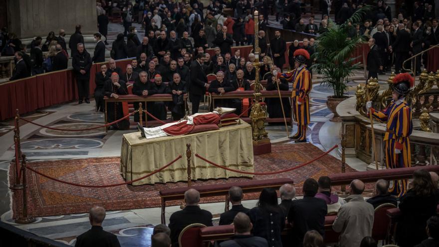 Casi 200.000 personas despiden a Benedicto XVI