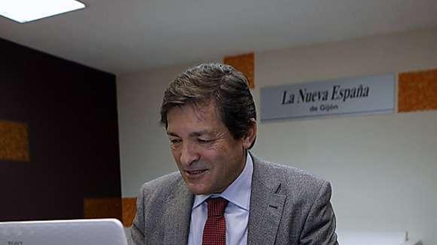 Javier Fernández, ayer, durante el chat con los lectores. | ángel gonzález