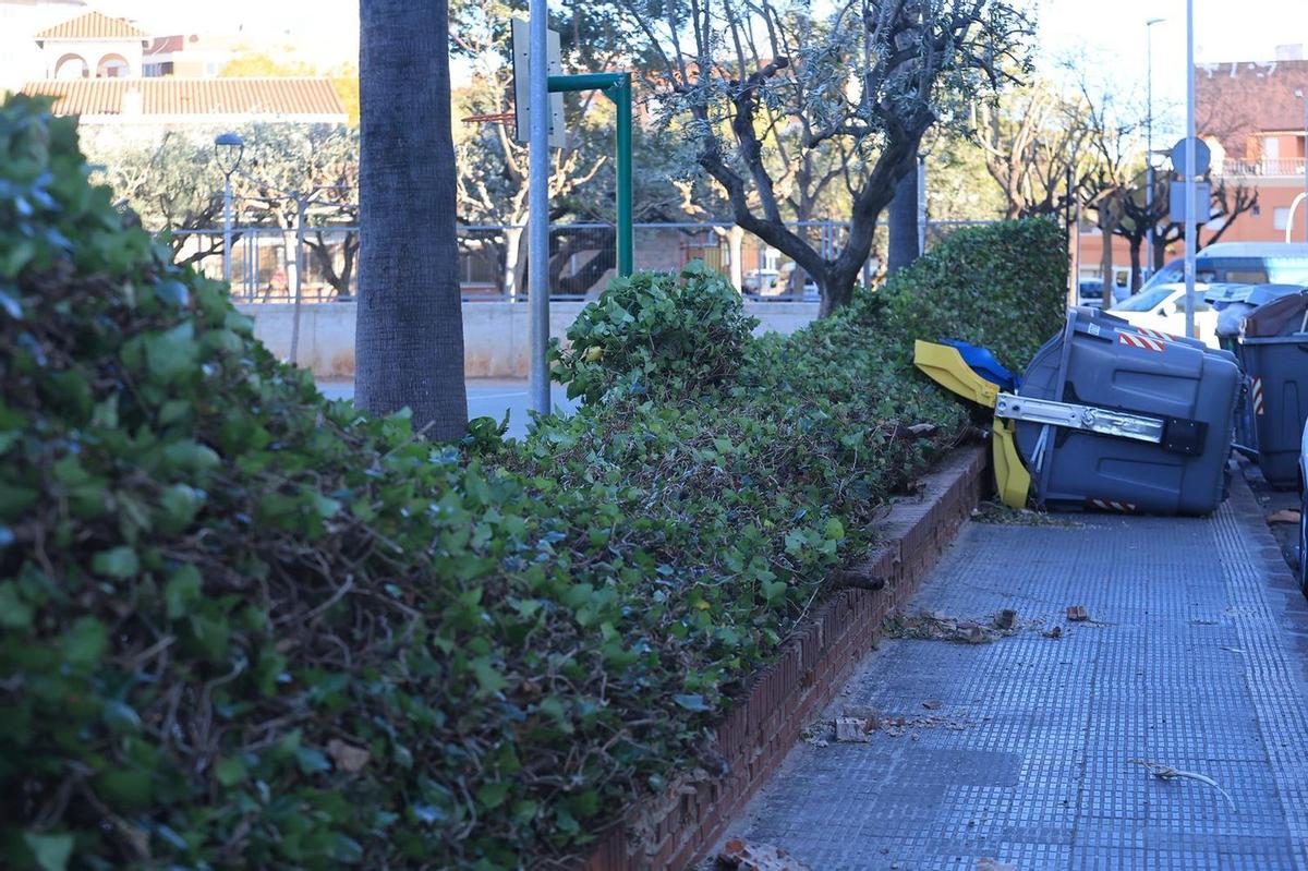 Contenedores por el suelo y parte de la valla del colegio Carlos Sarthou derribada en Vilareal.