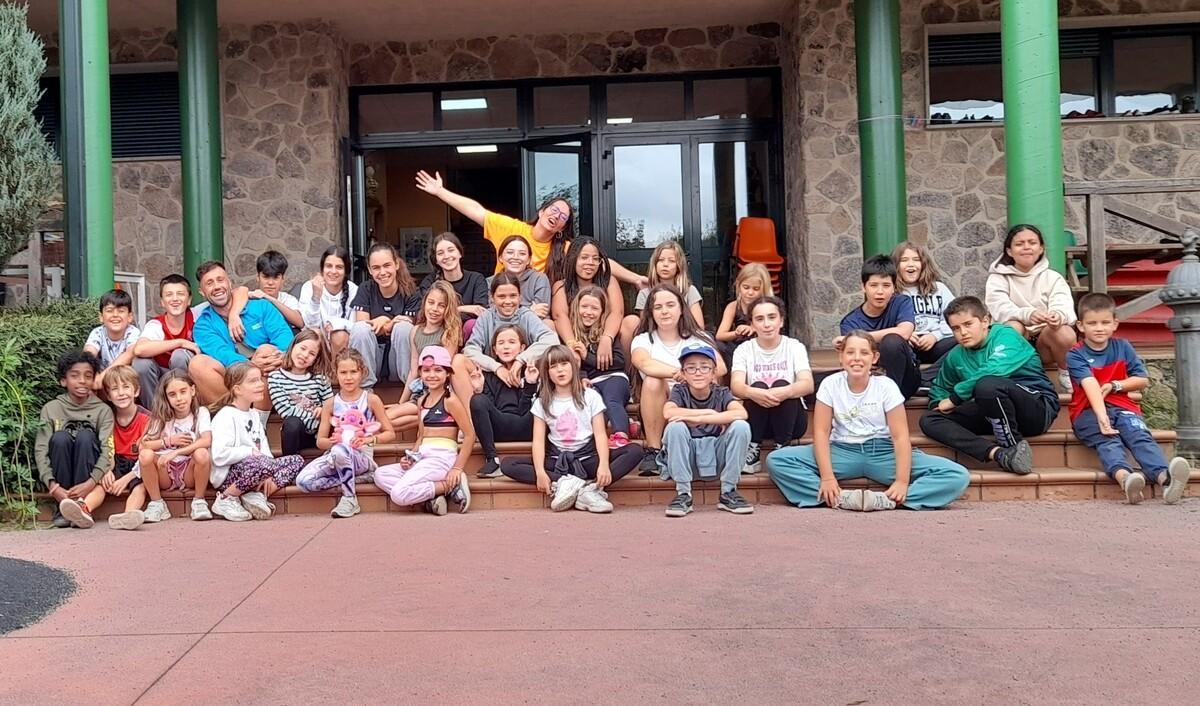 Chavales y monitores en una anterior edición de los Campamentos de Verano de Ames