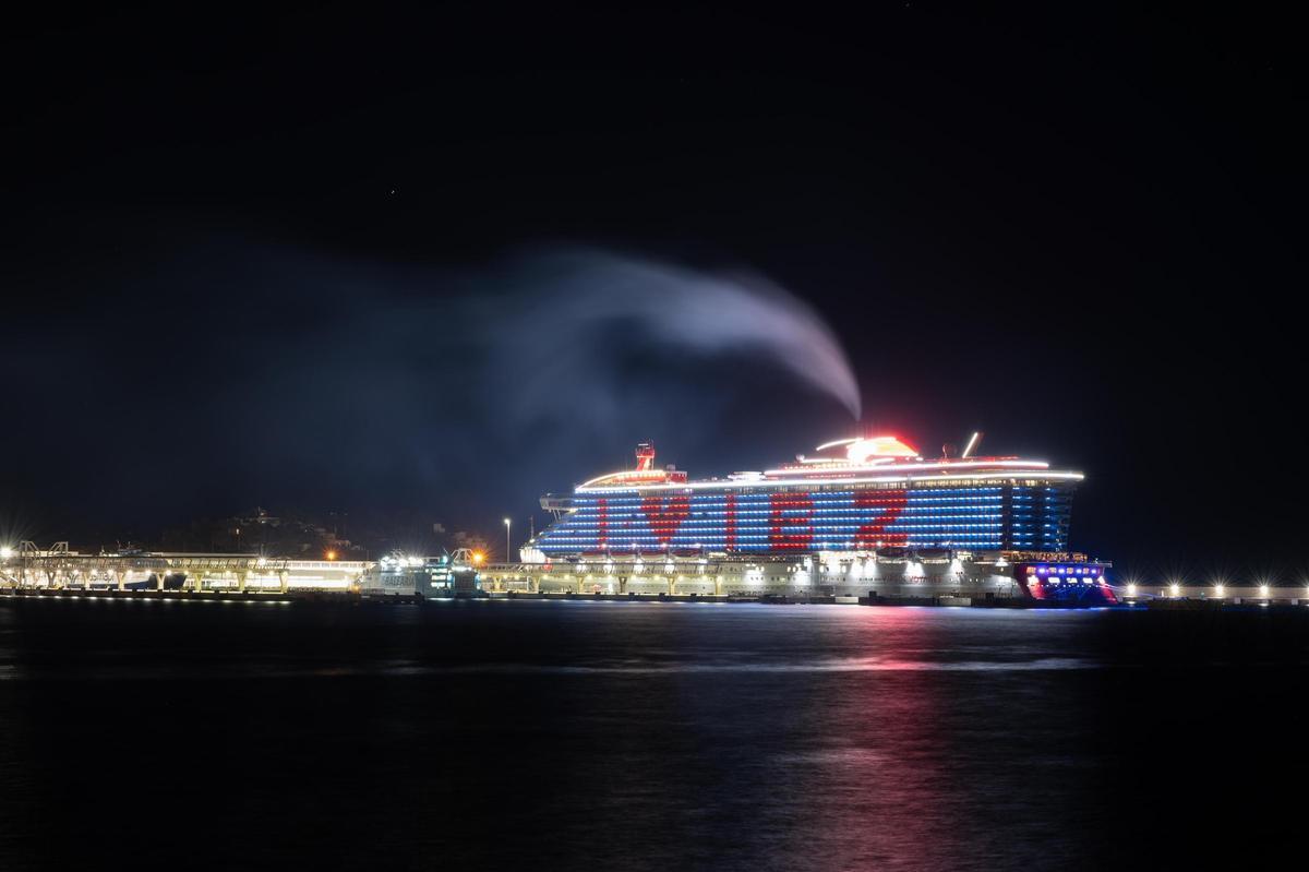 Crucero emitiendo contaminación atmosférica y lumínica en Ibiza