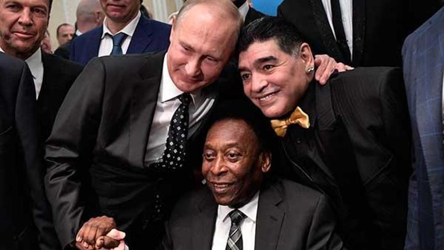 Putin, y los exfutbolistas Maradona y Pelé se hacen una foto tras el sorteo.