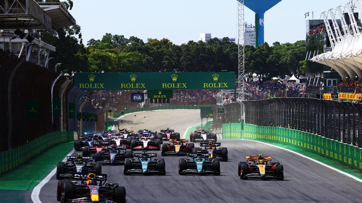 Durante la carrera, los pilotos compiten en un número predeterminado de vueltas al circuito, que pueden variar según la longitud de la pista y las regulaciones de la FIA.