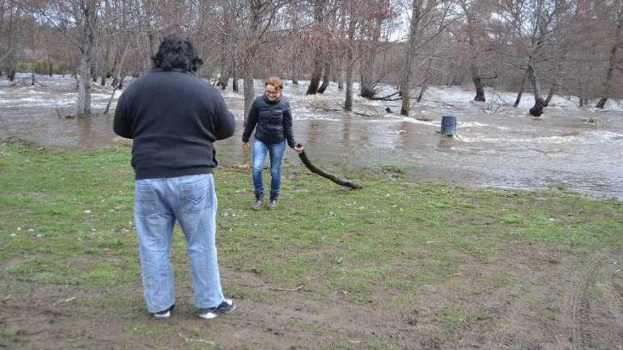 Dos vecinos de Santa Eulalia contemplan la crecida del río Negro.