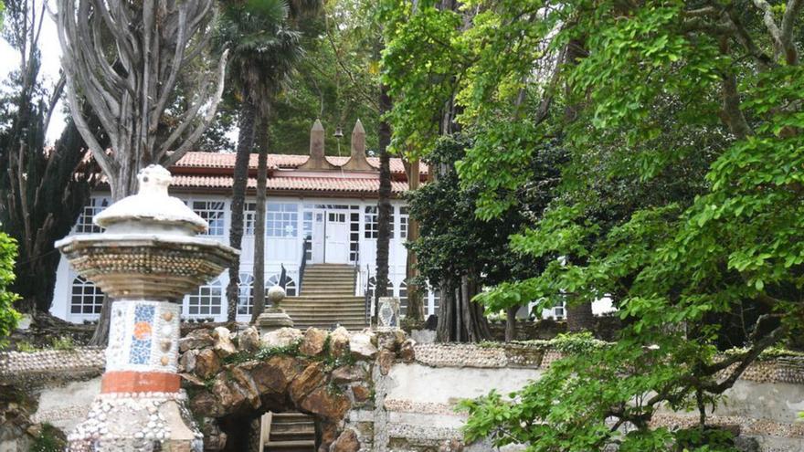 El estanque de rocas y conchas que fue navegable, la casa rehabilitada de los Tenreiro y arbolado, y, a la derecha, inauguración, ayer. | // L.O.
